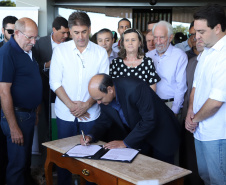 Uma solenidade especial na prefeitura municipal de Cascavel marcou a transferência do Governo do Paraná de Curitiba para Cascavel na manhã desta quinta-feira (7). O decreto é temporário e vale até sexta-feira (8). O governador Carlos Massa Ratinho Junior, secretários de Estado e presidentes das empresas estatais cumprem agenda intensa no município com representantes políticos e empresariais da região Oeste. - Cascavel, 07/02/2019 - Foto: José Fernando Ogura/ANPr