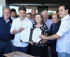 Uma solenidade especial na prefeitura municipal de Cascavel marcou a transferência do Governo do Paraná de Curitiba para Cascavel na manhã desta quinta-feira (7). O decreto é temporário e vale até sexta-feira (8). O governador Carlos Massa Ratinho Junior, secretários de Estado e presidentes das empresas estatais cumprem agenda intensa no município com representantes políticos e empresariais da região Oeste. - Cascavel, 07/02/2019 - Foto: José Fernando Ogura/ANPr