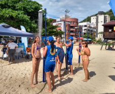 Neste verão, a Companhia de Saneamento do Paraná (Sanepar) está empregando formalmente mais de 200 pessoas nas atividades de limpeza da orla, recreação, atendimento com duchas ecológicas e cadeiras anfíbias. A maioria dos trabalhadores vive nos municípios litorâneos. Os empregos são temporários, mas os empregados contam com carteira assinada e todos os direitos garantidos até o fim da rescisão do contrato, quando a temporada de Verão se encerra, logo depois do Carnaval.Foto:Thays Poletto