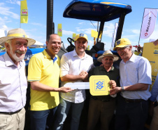 O governador Carlos Massa Ratinho Júnior entregou nesta quinta-feira (7), durante o Show Rural, em Cascavel, três tratores agrícolas para produtores do município de Catanduvas.  -  Cascavel, 07/02/2019  -  Foto: Rodrigo Félix Leal/ANPr