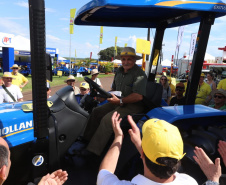 O governador Carlos Massa Ratinho Júnior entregou nesta quinta-feira (7), durante o Show Rural, em Cascavel, três tratores agrícolas para produtores do município de Catanduvas.  -  Cascavel, 07/02/2019  -  Foto: Rodrigo Félix Leal/ANPr