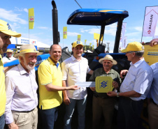 O governador Carlos Massa Ratinho Júnior entregou nesta quinta-feira (7), durante o Show Rural, em Cascavel, três tratores agrícolas para produtores do município de Catanduvas.  -  Cascavel, 07/02/2019  -  Foto: Rodrigo Félix Leal/ANPr