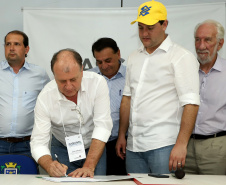 O governador Carlos Massa Ratinho Junior confirmou nesta quinta-feira (7) a liberação de quase R$ 2 milhões para projetos de melhoria urbana e aquisição de veículos de Céu Azul, Corbélia e Ubiratã, municípios da região Oeste. O governador e o secretário de Desenvolvimento Urbano, João Carlos Ortega, assinaram a homologação das licitações em uma reunião com os prefeitos da Associação dos Municípios do Oeste do Paraná (Amop), em Cascavel. Foto: Rodrigo Felix Leal/ANPr