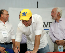 O governador Carlos Massa Ratinho Junior confirmou nesta quinta-feira (7) a liberação de quase R$ 2 milhões para projetos de melhoria urbana e aquisição de veículos de Céu Azul, Corbélia e Ubiratã, municípios da região Oeste. O governador e o secretário de Desenvolvimento Urbano, João Carlos Ortega, assinaram a homologação das licitações em uma reunião com os prefeitos da Associação dos Municípios do Oeste do Paraná (Amop), em Cascavel. Foto: Rodrigo Felix Leal/ANPr