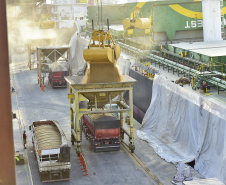 O Corredor de Exportação do Porto de Paranaguá movimentou, neste ano, 20% mais cargas que em janeiro de 2018.  Juntos, os granéis farelo, trigo, soja e milho somaram 1,87 milhão de tonelada exportada. O maior destaque foi na movimentação da soja: 575.570 toneladas do grão exportadas no primeiro mês de 2019.  -  Paranaguá, 11/02/2019  -  Foto: Arquivo APPA