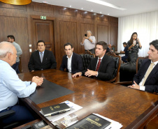 O chefe de Casa Civil, Guto Silva, e o secretário de Planejamento, Valdemar Bernardo Jorge, apresentaram nesta segunda-feira (11) aos líderes da Assembleia Legislativa do Paraná (Alep) o projeto de lei da reforma administrativa que extingue 13 secretarias e gera economia de R$ 10 milhões por ano aos cofres públicos.  -   Curitiba,11/02/2019 Foto:Jaelson Lucas / ANPr