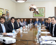O chefe de Casa Civil, Guto Silva, e o secretário de Planejamento, Valdemar Bernardo Jorge, apresentaram nesta segunda-feira (11) aos líderes da Assembleia Legislativa do Paraná (Alep) o projeto de lei da reforma administrativa que extingue 13 secretarias e gera economia de R$ 10 milhões por ano aos cofres públicos.  -   Curitiba,11/02/2019 Foto:Jaelson Lucas / ANPr