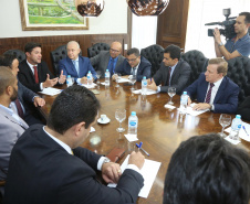 O chefe de Casa Civil, Guto Silva, e o secretário de Planejamento, Valdemar Bernardo Jorge, apresentaram nesta segunda-feira (11) aos líderes da Assembleia Legislativa do Paraná (Alep) o projeto de lei da reforma administrativa que extingue 13 secretarias e gera economia de R$ 10 milhões por ano aos cofres públicos.  -   Curitiba,11/02/2019 Foto:Jaelson Lucas / ANPr