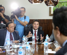 O chefe de Casa Civil, Guto Silva, e o secretário de Planejamento, Valdemar Bernardo Jorge, apresentaram nesta segunda-feira (11) aos líderes da Assembleia Legislativa do Paraná (Alep) o projeto de lei da reforma administrativa que extingue 13 secretarias e gera economia de R$ 10 milhões por ano aos cofres públicos.  -   Curitiba,11/02/2019 Foto:Jaelson Lucas / ANPr