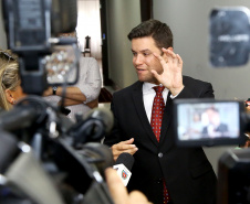 O chefe de Casa Civil, Guto Silva, e o secretário de Planejamento, Valdemar Bernardo Jorge, apresentaram nesta segunda-feira (11) aos líderes da Assembleia Legislativa do Paraná (Alep) o projeto de lei da reforma administrativa que extingue 13 secretarias e gera economia de R$ 10 milhões por ano aos cofres públicos.  -   Curitiba,11/02/2019 Foto:Jaelson Lucas / ANPr