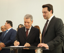 O governador Carlos Massa Ratinho Junior deu posse, em cerimônia no Palácio Iguaçu, ao secretário de Estado do Desenvolvimento Sustentável e Turismo, Marcio Nunes, e aos presidentes das autarquias vinculadas à pasta. Foram empossados os presidentes do Instituto Água e Terra, Everton Souza; do Simepar, Eduardo Alvin; da Paraná Desenvolvimento, Eduardo Bekin; e da Paraná Turismo, João Jacob Mehl. -   Curitiba, 12/02/2019  -  Foto: José Fernando Ogura/ANPr