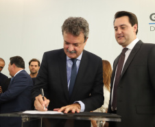 O governador Carlos Massa Ratinho Junior deu posse, em cerimônia no Palácio Iguaçu, ao secretário de Estado do Desenvolvimento Sustentável e Turismo, Marcio Nunes, e aos presidentes das autarquias vinculadas à pasta. Foram empossados os presidentes do Instituto Água e Terra, Everton Souza; do Simepar, Eduardo Alvin; da Paraná Desenvolvimento, Eduardo Bekin; e da Paraná Turismo, João Jacob Mehl. -   Curitiba, 12/02/2019  -  Foto: José Fernando Ogura/ANPr