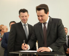 O governador Carlos Massa Ratinho Junior deu posse, em cerimônia no Palácio Iguaçu, ao secretário de Estado do Desenvolvimento Sustentável e Turismo, Marcio Nunes, e aos presidentes das autarquias vinculadas à pasta. Foram empossados os presidentes do Instituto Água e Terra, Everton Souza; do Simepar, Eduardo Alvin; da Paraná Desenvolvimento, Eduardo Bekin; e da Paraná Turismo, João Jacob Mehl. -   Curitiba, 12/02/2019  -  Foto: José Fernando Ogura/ANPr