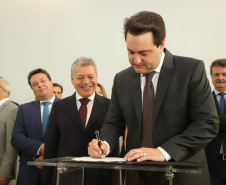 O governador Carlos Massa Ratinho Junior deu posse, em cerimônia no Palácio Iguaçu, ao secretário de Estado do Desenvolvimento Sustentável e Turismo, Marcio Nunes, e aos presidentes das autarquias vinculadas à pasta. Foram empossados os presidentes do Instituto Água e Terra, Everton Souza; do Simepar, Eduardo Alvin; da Paraná Desenvolvimento, Eduardo Bekin; e da Paraná Turismo, João Jacob Mehl. -   Curitiba, 12/02/2019  -  Foto: José Fernando Ogura/ANPr