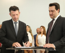 O governador Carlos Massa Ratinho Junior deu posse, em cerimônia no Palácio Iguaçu, ao secretário de Estado do Desenvolvimento Sustentável e Turismo, Marcio Nunes, e aos presidentes das autarquias vinculadas à pasta. Foram empossados os presidentes do Instituto Água e Terra, Everton Souza; do Simepar, Eduardo Alvin; da Paraná Desenvolvimento, Eduardo Bekin; e da Paraná Turismo, João Jacob Mehl. -   Curitiba, 12/02/2019  -  Foto: José Fernando Ogura/ANPr