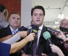 O governador Carlos Massa Ratinho Junior, dá posse a Ney Leprevost na pasta da secretaria da Justiça, Família e Trabalho.Curitiba, 12-02-19.Foto: Arnaldo Alves / ANPr.