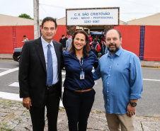 Presidente do Fundepar José Maria Ferreira,  Chayane Callegalim Rocha e o diretor Jaques Marcelo Pereira da Escola Estadual São Cristóvão no início do ano letivo. Curitiba, 14/02/2019 -  Foto: Geraldo Bubniak/ANPr
