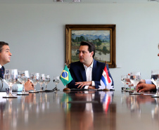 Reunião do governador Carlos Massa Ratinho Junior com a ministra de Indústria e Comércio do Paraguai, Liz Cramer; o governador do Departamento de Misiones, Carlos Arrechea Ortíz; o cônsul-geral do Paraguai no Brasil, Carlos José Fleitas Rodriguez, e empresários.  -  Curitiba, 14/02/2019  -  Foto: Gilson Abreu/ANPr