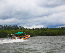 O passeio turístico inaugural da rota de Capanema sobre o Parque Nacional do Iguaçu, no Sudoeste do Paraná, aconteceu nesta sexta-feira (15). Nos mesmos moldes do trecho embaixo das cataratas de Foz do Iguaçu, a operação nesse outro ponto do rio permitirá a exploração do ecoturismo sobre diversas ilhas, trilhas e cachoeiras que compõem o ecossistema local.  -  Capanema, 15/02/2019  - Foto: Jaelson Lucas/ANPr