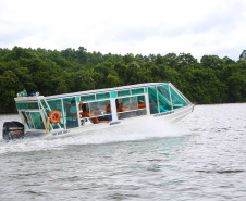 O passeio turístico inaugural da rota de Capanema sobre o Parque Nacional do Iguaçu, no Sudoeste do Paraná, aconteceu nesta sexta-feira (15). Nos mesmos moldes do trecho embaixo das cataratas de Foz do Iguaçu, a operação nesse outro ponto do rio permitirá a exploração do ecoturismo sobre diversas ilhas, trilhas e cachoeiras que compõem o ecossistema local.  -  Capanema, 15/02/2019  - Foto: Jaelson Lucas/ANPr