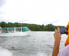 O passeio turístico inaugural da rota de Capanema sobre o Parque Nacional do Iguaçu, no Sudoeste do Paraná, aconteceu nesta sexta-feira (15). Nos mesmos moldes do trecho embaixo das cataratas de Foz do Iguaçu, a operação nesse outro ponto do rio permitirá a exploração do ecoturismo sobre diversas ilhas, trilhas e cachoeiras que compõem o ecossistema local.  -  Capanema, 15/02/2019  - Foto: Jaelson Lucas/ANPr