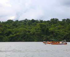 O passeio turístico inaugural da rota de Capanema sobre o Parque Nacional do Iguaçu, no Sudoeste do Paraná, aconteceu nesta sexta-feira (15). Nos mesmos moldes do trecho embaixo das cataratas de Foz do Iguaçu, a operação nesse outro ponto do rio permitirá a exploração do ecoturismo sobre diversas ilhas, trilhas e cachoeiras que compõem o ecossistema local.  -  Capanema, 15/02/2019  - Foto: Jaelson Lucas/ANPr