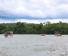 O passeio turístico inaugural da rota de Capanema sobre o Parque Nacional do Iguaçu, no Sudoeste do Paraná, aconteceu nesta sexta-feira (15). Nos mesmos moldes do trecho embaixo das cataratas de Foz do Iguaçu, a operação nesse outro ponto do rio permitirá a exploração do ecoturismo sobre diversas ilhas, trilhas e cachoeiras que compõem o ecossistema local.  -  Capanema, 15/02/2019  - Foto: Jaelson Lucas/ANPr
