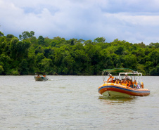 O passeio turístico inaugural da rota de Capanema sobre o Parque Nacional do Iguaçu, no Sudoeste do Paraná, aconteceu nesta sexta-feira (15). Nos mesmos moldes do trecho embaixo das cataratas de Foz do Iguaçu, a operação nesse outro ponto do rio permitirá a exploração do ecoturismo sobre diversas ilhas, trilhas e cachoeiras que compõem o ecossistema local.  -  Capanema, 15/02/2019  - Foto: Jaelson Lucas/ANPr