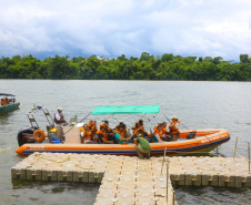 O passeio turístico inaugural da rota de Capanema sobre o Parque Nacional do Iguaçu, no Sudoeste do Paraná, aconteceu nesta sexta-feira (15). Nos mesmos moldes do trecho embaixo das cataratas de Foz do Iguaçu, a operação nesse outro ponto do rio permitirá a exploração do ecoturismo sobre diversas ilhas, trilhas e cachoeiras que compõem o ecossistema local.  -  Capanema, 15/02/2019  - Foto: Jaelson Lucas/ANPr