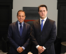 Em reunião realizada no Palácio dos Bandeirantes, em São Paulo, os governadores Carlos Massa Ratinho Junior e João Doria Junior acertaram os termos do projeto executivo de vigilância das fronteiras e integração das forças de segurança para o combate ao crime organizado nos dois estados. Os detalhes serão apresentados em 30 dias pela Secretaria de Segurança Pública e Administração Penitenciária do Paraná.   -  São Paulo, 18/02/2018  -  Foto:  Rodrigo Félix Leal/ANPr