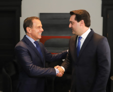 Em reunião realizada no Palácio dos Bandeirantes, em São Paulo, os governadores Carlos Massa Ratinho Junior e João Doria Junior acertaram os termos do projeto executivo de vigilância das fronteiras e integração das forças de segurança para o combate ao crime organizado nos dois estados. Os detalhes serão apresentados em 30 dias pela Secretaria de Segurança Pública e Administração Penitenciária do Paraná.   -  São Paulo, 18/02/2018  -  Foto:  Rodrigo Félix Leal/ANPr