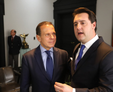 Em reunião realizada no Palácio dos Bandeirantes, em São Paulo, os governadores Carlos Massa Ratinho Junior e João Doria Junior acertaram os termos do projeto executivo de vigilância das fronteiras e integração das forças de segurança para o combate ao crime organizado nos dois estados. Os detalhes serão apresentados em 30 dias pela Secretaria de Segurança Pública e Administração Penitenciária do Paraná.   -  São Paulo, 18/02/2018  -  Foto:  Rodrigo Félix Leal/ANPr