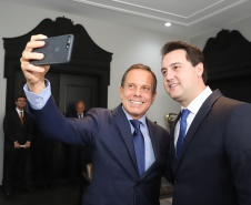 Em reunião realizada no Palácio dos Bandeirantes, em São Paulo, os governadores Carlos Massa Ratinho Junior e João Doria Junior acertaram os termos do projeto executivo de vigilância das fronteiras e integração das forças de segurança para o combate ao crime organizado nos dois estados. Os detalhes serão apresentados em 30 dias pela Secretaria de Segurança Pública e Administração Penitenciária do Paraná.   -  São Paulo, 18/02/2018  -  Foto:  Rodrigo Félix Leal/ANPr