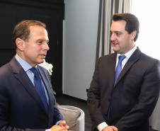 Em reunião realizada no Palácio dos Bandeirantes, em São Paulo, os governadores Carlos Massa Ratinho Junior e João Doria Junior acertaram os termos do projeto executivo de vigilância das fronteiras e integração das forças de segurança para o combate ao crime organizado nos dois estados. Os detalhes serão apresentados em 30 dias pela Secretaria de Segurança Pública e Administração Penitenciária do Paraná.   -  São Paulo, 18/02/2018  -  Foto:  Rodrigo Félix Leal/ANPr
