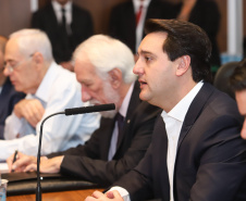O presidente da Companhia de Habitação do Paraná (Cohapar), Jorge Lange, apresentou ao governador Carlos Massa Ratinho Junior nesta terça-feira (19) a proposta de reestruturação de cargos da empresa com economia de 22% apenas em janeiro. A folha de pagamento encolheu de R$ 1,75 milhão para 1,35 milhão. A economia deve gerar investimentos para diminuir o déficit habitacional de 485 mil domicílios. Curitiba,19/02/2019  -  Foto: Rodrigo Félix Leal/ANPr