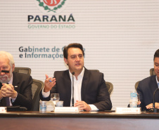 O presidente da Companhia de Habitação do Paraná (Cohapar), Jorge Lange, apresentou ao governador Carlos Massa Ratinho Junior nesta terça-feira (19) a proposta de reestruturação de cargos da empresa com economia de 22% apenas em janeiro. A folha de pagamento encolheu de R$ 1,75 milhão para 1,35 milhão. A economia deve gerar investimentos para diminuir o déficit habitacional de 485 mil domicílios. Curitiba,19/02/2019  -  Foto: Rodrigo Félix Leal/ANPr