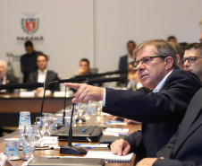 O presidente da Companhia de Habitação do Paraná (Cohapar), Jorge Lange, apresentou ao governador Carlos Massa Ratinho Junior nesta terça-feira (19) a proposta de reestruturação de cargos da empresa com economia de 22% apenas em janeiro. A folha de pagamento encolheu de R$ 1,75 milhão para 1,35 milhão. A economia deve gerar investimentos para diminuir o déficit habitacional de 485 mil domicílios. Curitiba,19/02/2019  -  Foto: Rodrigo Félix Leal/ANPr