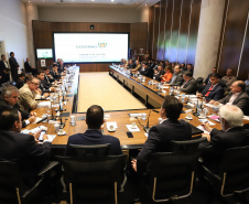 O presidente da Companhia de Habitação do Paraná (Cohapar), Jorge Lange, apresentou ao governador Carlos Massa Ratinho Junior nesta terça-feira (19) a proposta de reestruturação de cargos da empresa com economia de 22% apenas em janeiro. A folha de pagamento encolheu de R$ 1,75 milhão para 1,35 milhão. A economia deve gerar investimentos para diminuir o déficit habitacional de 485 mil domicílios. Curitiba,19/02/2019  -  Foto: Rodrigo Félix Leal/ANPr