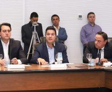 O presidente da Companhia de Habitação do Paraná (Cohapar), Jorge Lange, apresentou ao governador Carlos Massa Ratinho Junior nesta terça-feira (19) a proposta de reestruturação de cargos da empresa com economia de 22% apenas em janeiro. A folha de pagamento encolheu de R$ 1,75 milhão para 1,35 milhão. A economia deve gerar investimentos para diminuir o déficit habitacional de 485 mil domicílios. Curitiba,19/02/2019  -  Foto: Rodrigo Félix Leal/ANPr