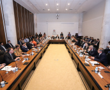O presidente da Companhia de Habitação do Paraná (Cohapar), Jorge Lange, apresentou ao governador Carlos Massa Ratinho Junior nesta terça-feira (19) a proposta de reestruturação de cargos da empresa com economia de 22% apenas em janeiro. A folha de pagamento encolheu de R$ 1,75 milhão para 1,35 milhão. A economia deve gerar investimentos para diminuir o déficit habitacional de 485 mil domicílios. Curitiba,19/02/2019  -  Foto: Rodrigo Félix Leal/ANPr