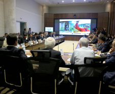 O presidente da Companhia de Habitação do Paraná (Cohapar), Jorge Lange, apresentou ao governador Carlos Massa Ratinho Junior nesta terça-feira (19) a proposta de reestruturação de cargos da empresa com economia de 22% apenas em janeiro. A folha de pagamento encolheu de R$ 1,75 milhão para 1,35 milhão. A economia deve gerar investimentos para diminuir o déficit habitacional de 485 mil domicílios. Curitiba,19/02/2019 Foto:Jaelson Lucas ANPr