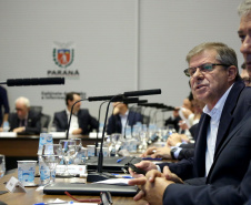 O presidente da Companhia de Habitação do Paraná (Cohapar), Jorge Lange, apresentou ao governador Carlos Massa Ratinho Junior nesta terça-feira (19) a proposta de reestruturação de cargos da empresa com economia de 22% apenas em janeiro. A folha de pagamento encolheu de R$ 1,75 milhão para 1,35 milhão. A economia deve gerar investimentos para diminuir o déficit habitacional de 485 mil domicílios. Curitiba,19/02/2019 Foto:Jaelson Lucas ANPr