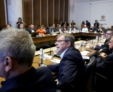 O presidente da Companhia de Habitação do Paraná (Cohapar), Jorge Lange, apresentou ao governador Carlos Massa Ratinho Junior nesta terça-feira (19) a proposta de reestruturação de cargos da empresa com economia de 22% apenas em janeiro. A folha de pagamento encolheu de R$ 1,75 milhão para 1,35 milhão. A economia deve gerar investimentos para diminuir o déficit habitacional de 485 mil domicílios. Curitiba,19/02/2019 Foto:Jaelson Lucas ANPr