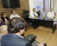 Uma comissão da Secretaria da Educação e o líder do Governo do Paraná na Assembleia Legislativa, deputado Hussein Bakri, se reuniram nesta terça-feira (19) com representantes do sindicato dos professores da rede estadual para ouvir as demandas da categoria e apresentar as propostas da pasta para o fortalecimento da gestão pedagógica das escolas.  -  .Curitiba, 19-02-19.Foto: Arnaldo Alves / ANPr.