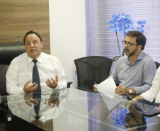 Uma comissão da Secretaria da Educação e o líder do Governo do Paraná na Assembleia Legislativa, deputado Hussein Bakri, se reuniram nesta terça-feira (19) com representantes do sindicato dos professores da rede estadual para ouvir as demandas da categoria e apresentar as propostas da pasta para o fortalecimento da gestão pedagógica das escolas.  -  .Curitiba, 19-02-19.Foto: Arnaldo Alves / ANPr.