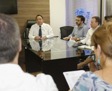 Uma comissão da Secretaria da Educação e o líder do Governo do Paraná na Assembleia Legislativa, deputado Hussein Bakri, se reuniram nesta terça-feira (19) com representantes do sindicato dos professores da rede estadual para ouvir as demandas da categoria e apresentar as propostas da pasta para o fortalecimento da gestão pedagógica das escolas.  -  .Curitiba, 19-02-19.Foto: Arnaldo Alves / ANPr.