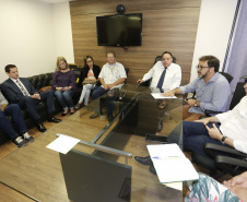 Uma comissão da Secretaria da Educação e o líder do Governo do Paraná na Assembleia Legislativa, deputado Hussein Bakri, se reuniram nesta terça-feira (19) com representantes do sindicato dos professores da rede estadual para ouvir as demandas da categoria e apresentar as propostas da pasta para o fortalecimento da gestão pedagógica das escolas.  -  .Curitiba, 19-02-19.Foto: Arnaldo Alves / ANPr.