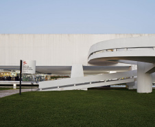 O Museu Oscar Niemeyer (MON) funcionará normalmente no final de semana e no feriado de Carnaval. Abre no sábado, domingo e terça, no horário das 10h às 18h. Na quarta-feira, além da entrada gratuita, o horário é estendido até às 20h, por ser a primeira semana do mês. Foto: Leonardo Finotti/MON
