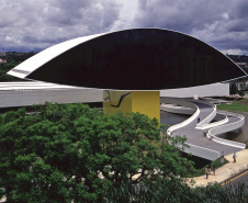 O Museu Oscar Niemeyer (MON) funcionará normalmente no final de semana e no feriado de Carnaval. Abre no sábado, domingo e terça, no horário das 10h às 18h. Na quarta-feira, além da entrada gratuita, o horário é estendido até às 20h, por ser a primeira semana do mês. Foto: Leonardo Finotti/MON