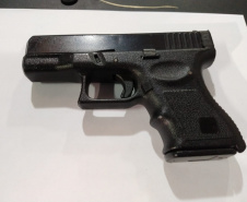 O Centro de Operações Policiais Especiais (Cope), da Polícia Civil do Paraná, prendeu nesta terça-feira (19) Leonardo de Sena, 24 anos, suspeito de assaltar uma joalheria do Shopping Mueller, de Curitiba. O rapaz, que é foragido da prisão, foi encontrado pelos policiais no bairro Sitio Cercado, menos de 24 horas após o assalto. -  Curitiba, 20/02/2019  -  Foto: Divulgação SESP